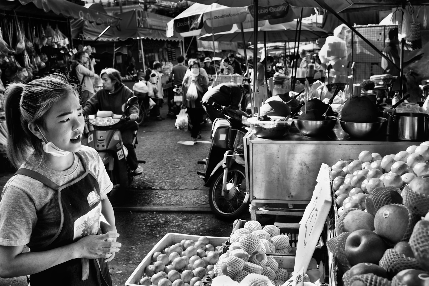 Learn How To Easily Improve Your Street Photography Portraits Buying Fruit © Kevin Landwer-Johan