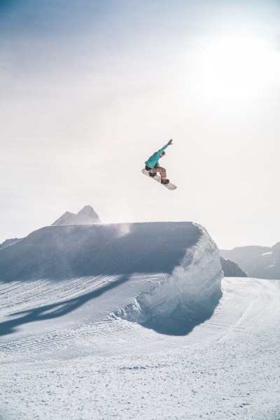 Snowboarder jumps off a hill how to capture sharp images